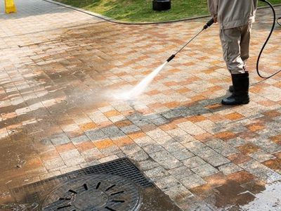 Outdoor floor cleaning with a pressure water jet on street